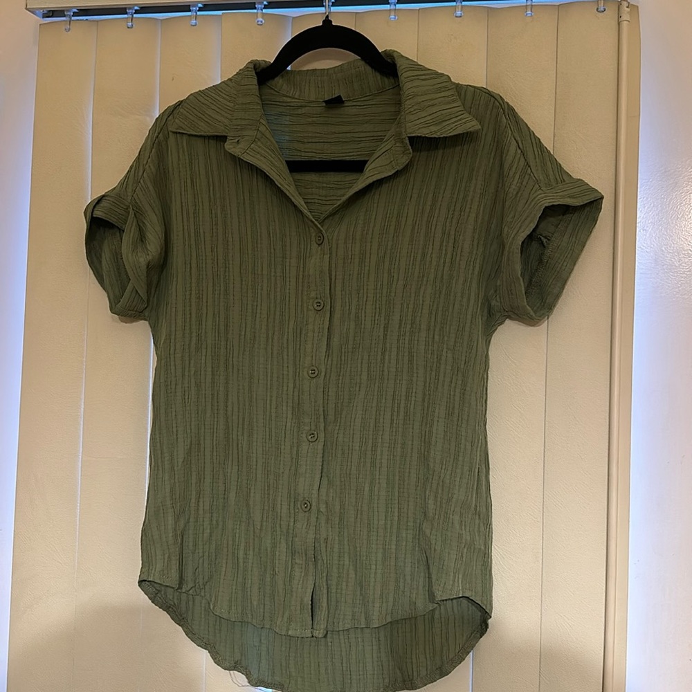 size small button up blouse